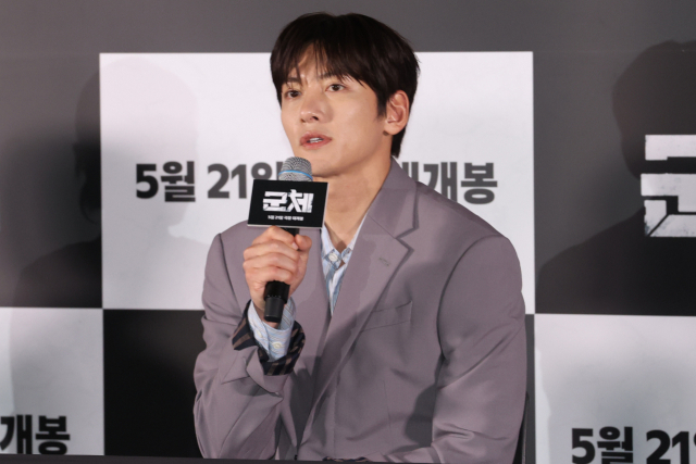배우 지창욱이 5월 20일 서울 용산구 CGV 용산아이파크몰에서 열린 영화 ‘군체’ 언론시사회 및 기자간담회에서 인사말을 하고 있다. 연합뉴스
