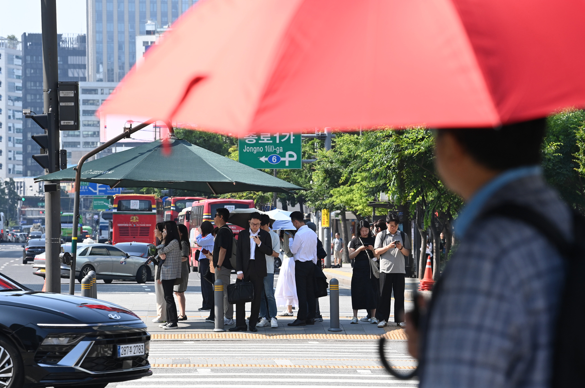 한반도 비껴간 태풍 ‘장미’… 내일 선거날, 맑고 푹푹 찐다