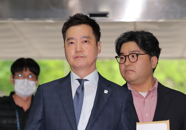 고(故) 김새론의 사망 원인이 배우 김수현의 채무 압박 때문이라는 등 허위 사실을 유포한 혐의를 받는 김세의 가로세로연구소 대표가 5월 26일 서초구 서울중앙지방법원에서 열린 구속 전 피의자 심문(영장실질심사)에 출석하고 있다. 연합뉴스