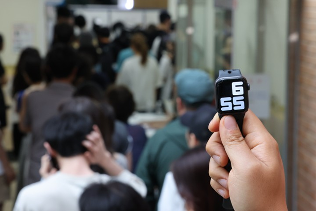 투표 마감시간인 오후 6시가 넘은 6시 55분까지도 투표를 못하고 기다리고 있는 서울 송파구 유권자들. 연합뉴스