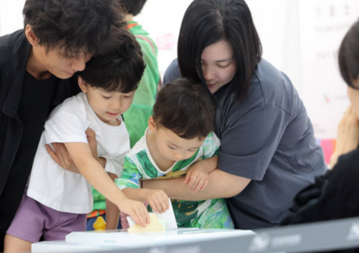 제9회 전국동시지방선거일인 3일 부산 부산진구청 백양홀에 마련된 부암1동 제4투표소를 찾은 한 가족이 함께 투표를 하고 있다. 뉴시스