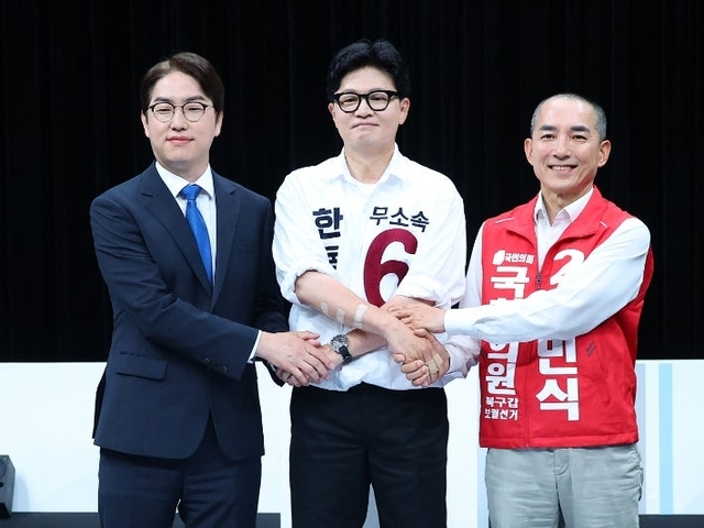 지난달 28일 부산 동구 부산 MBC에서 열린 북갑 보궐선거 후보자 토론회에 참석한 하정우(왼쪽) 더불어민주당 후보, 한동훈(가운데) 무소속  후보, 박민식 국민의힘 후보. 연합뉴스