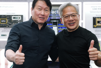 최태원 SK그룹 회장 젠슨 황 엔비디아 최고경영자(CEO)가 2일 대만 타이베이에서 개막한 ‘컴퓨텍스 2026’ SK하이닉스 부스에서 기념사진을 촬영하고 있다. SK하이닉스