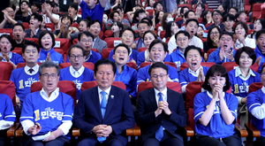 민주당, 출구조사 결과에 환호… 정청래 무표정 유지