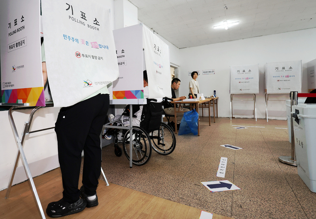 제9회 전국동시지방선거날인 3일 오전 유권자들이 투표하고 있다. 연합뉴스