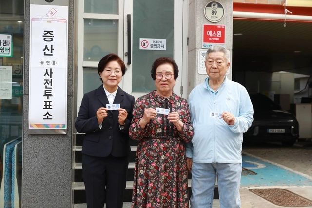 지난달 29일 서울 은평구 증산동주민센터에서 김미경(왼쪽) 은평구청장이 기념촬영을 하고 있다. 김 구청장 후보 캠프 제공