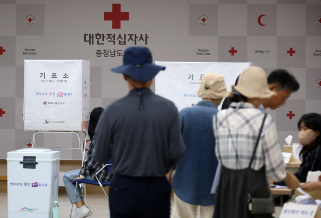 제9회 전국동시지방선거일인 3일 오전 충남 홍성 대한적십자사 충남지사에 마련된 투표소가 유권자들로 붐비고 있다. 연합뉴스