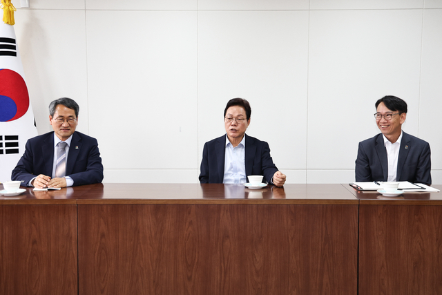 박완수(가운데) 경남지사 4일 복귀후 첫 간부들과 티타임을 하고 있다. 경남도청 제공