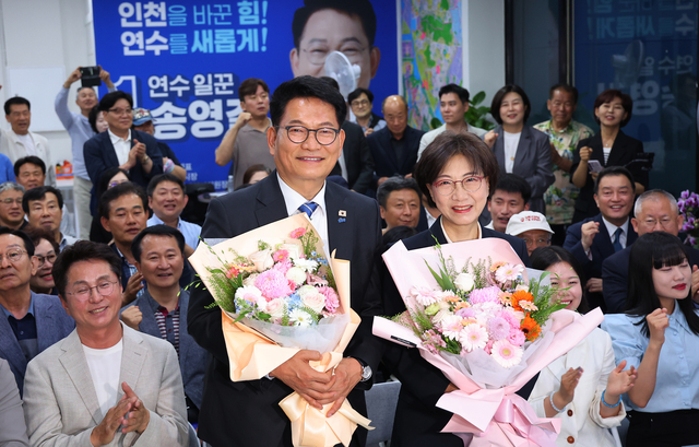 송영길 더불어민주당 인천 연수갑 국회의원 보궐선거 후보가 4일 인천 연수구 선거사무소에서 당선이 유력하자 부인 남영신씨와 함께 축하받고 있다. 연합뉴스