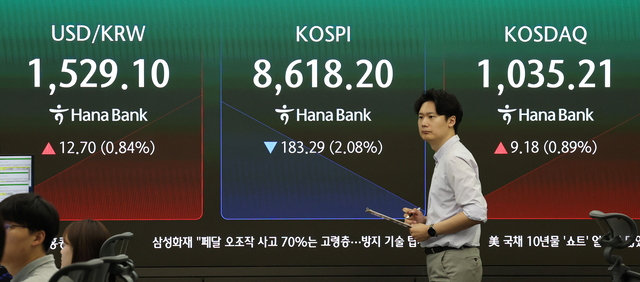 4일 오전 서울 중구 하나은행 본점 딜링룸 현황판 앞을 한 직원이 지나가고 있다. 이날 원·달러 환율은 전날 주간 거래 종가보다 13.6원 오른 1530.0원에 개장했는데, 환율이 1530원을 넘겨 거래를 시작한 것은 글로벌 금융위기였던 2009년 3월 10일(1554.0원) 이후 17년 3개월 만이다. 연합뉴스