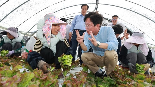 김영훈 고용노동부 장관이 지난해 8월 8일 전북 완주군의 외국인 고용 농가를 방문해 외국인 노동자와 대화하고 있다. 뉴시스