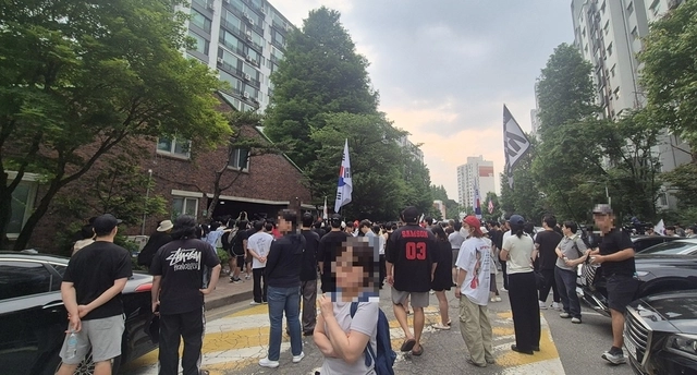 4일 제9회 전국동시지방선거 및 국회의원 재·보궐선거 투표용지 부족으로 투표 시간이 오후 10시까지 연장됐던 서울 송파구 잠실7동 제2투표소 앞에서 투표함 반출에 반대하는 시민들이 오전까지 모여있는 모습. 노수빈 기자
