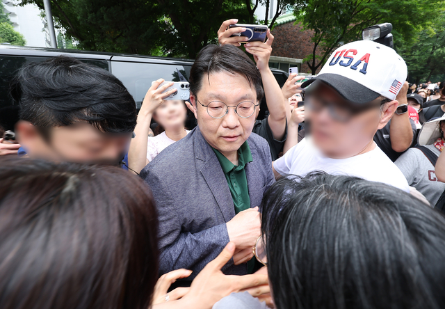 김범진 서울시선관위 사무처장이 4일 서울 송파구 잠실7동 제2투표소로 들어가려다 투표함 반출을 막는 시민들의 제지를 받고 있다.  연합뉴스