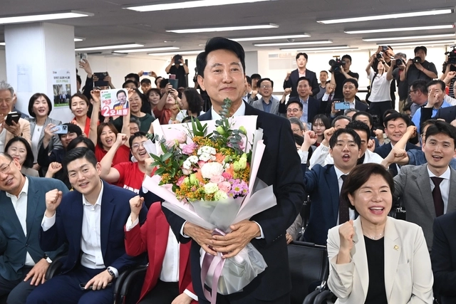오세훈 국민의힘 서울시장 후보가 4일 오전 서울 종로구 대왕빌딩에 마련된 선거사무소에서 입장을 밝힌 뒤 기뻐하고 있다. 문호남 기자
