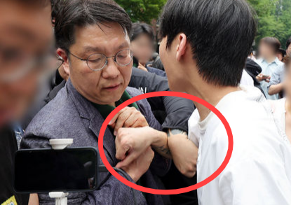 4일 6·3 지방선거 투표용지 부족 사태를 겪은 서울 송파구 잠실7동 제2투표소 앞에서 서울시선거관리위원회 김범진 사무처장이 부정선거를 외치는 일부 시민들에게 항의받고 있다. 뉴시스