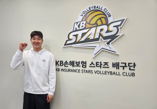 V리그 남자부 KB손해보험의 베테랑 미들 블로커 박상하가 V리그에서 자신의 마지막 팀이라고 못을 박은 현 소속팀의 엠블럼 앞에서 활짝 웃고 있다. 수원=오해원 기자