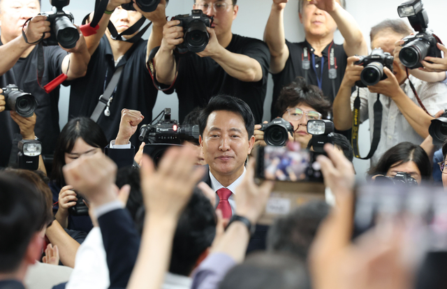 오세훈 국민의힘 서울시장 후보가 제9회 전국동시지방선거일 다음날인 4일 서울 종로구 대왕빌딩에 마련된 선거사무소에 입장하고 있다. 연합뉴스