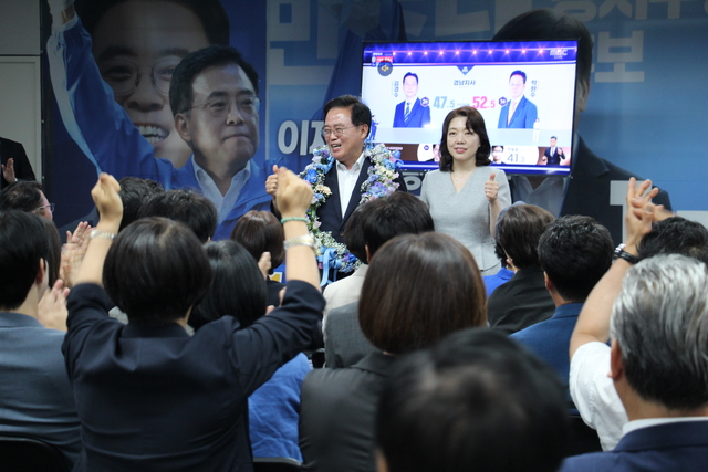진교훈 더불어민주당 강서구청장 당선인이 4일 서울 강서구 선거사무소에서 당선 소감을 밝히고 있다. 진교훈 후보 캠프 제공