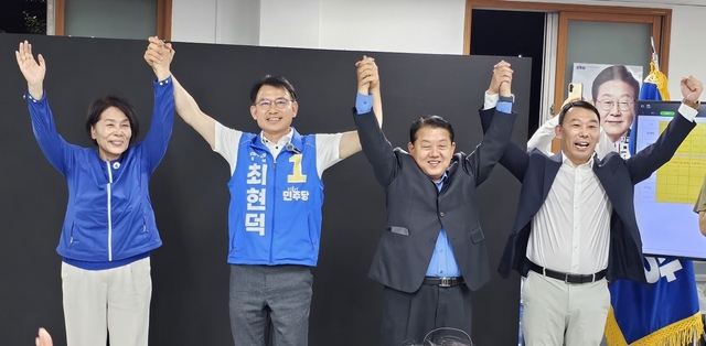 최현덕(왼쪽에서 두번째) 남양주시장 당선인