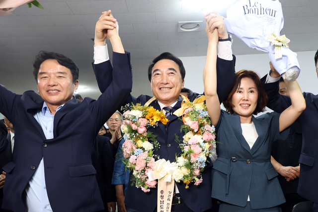 박수현 더불어민주당 충남지사 후보가 4일 충남 천안시 동남구 신부동에 있는 선거사무소에서 당선이 확실시되자 꽃다발을 들고 기념 촬영하고 있다.연합뉴스