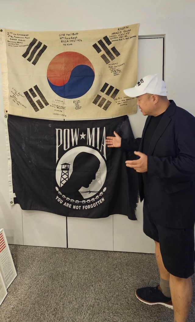 라미 프로젝트 솔져 대표가  전시장에서 한국전쟁 당시 미군 야전 군수품, 미군 제작 태극기 등에 대해 설명하고 있다.