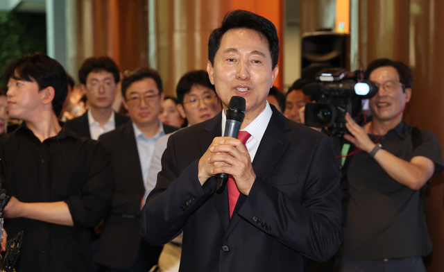 오세훈 서울시장 당선인이 4일 오전 서울시청 로비에서 직원들에게 감사인사를 하고 있다. 백동현 기자
