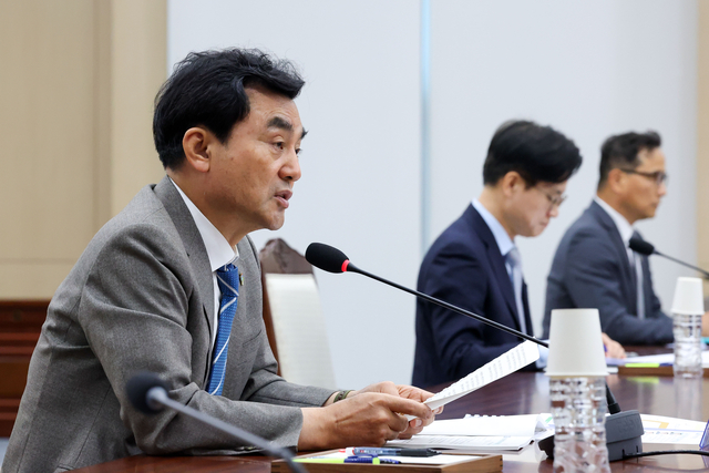 국방부와 산업통상부는 4일 서울 용산구 국방부 대회의실에서 ‘제12회 방위산업발전협의회’를 개최했다. 안규백 국방부 장관이 발표하는 모습. 국방부 제공