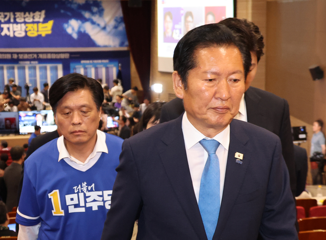 정청래 더불어민주당 총괄상임선대위원장이 3일 오후 서울 여의도 국회 의원회관에 마련된 개표 상황실에서 제9회 전국동시지방선거 출구조사 결과 발표를 시청한 뒤 이동하고 있다. 뉴시스