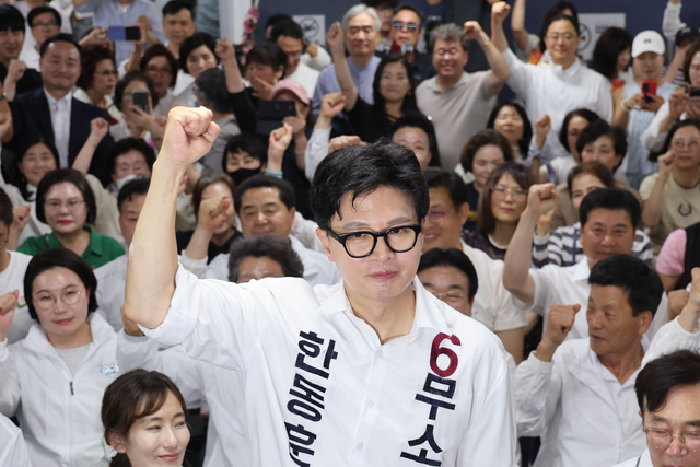 한동훈 무소속 부산 북구 갑 국회의원 후보가 4일 부산 북구 자신의 선거사무소에서 당선이 확실시 되자 주먹을 불끈 쥐고 있다. 뉴시스
