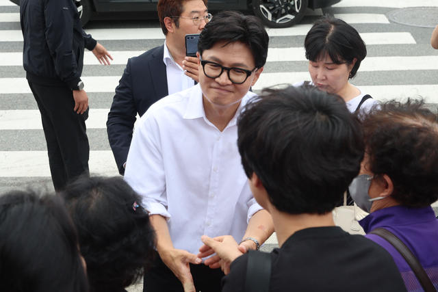 한동훈 무소속 부산 북구 갑 국회의원 당선인이 4일 부산 북구 구포시장에서 시민들에게 당선감사인사를 하고 있다. 뉴시스