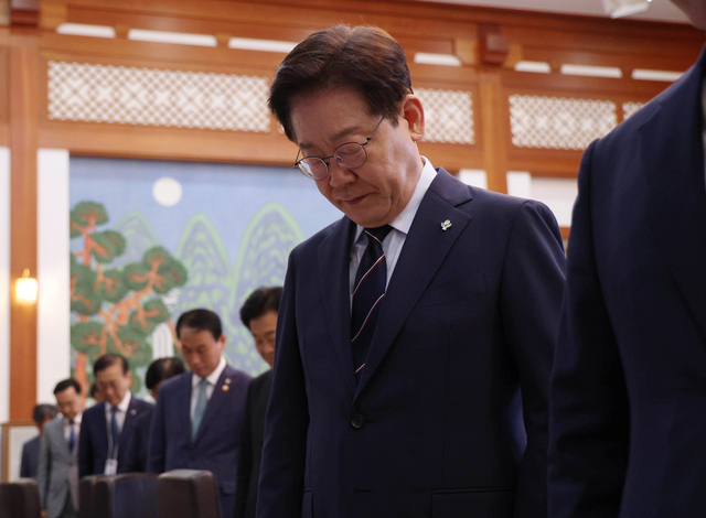 이재명 대통령이 2일 국무회의에 앞서 6월 호국의 달을 맞아 호국 영령들에 대한 묵념을 하고 있다.    연합뉴스