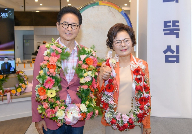이철우 6·3 지방선거 국민의힘 경북지사 후보가 4일 오전 당선 축하 꽃다발을 목에 걸고 지지자들에게 인사하고 있다.  이철우 후보 제공. 연합뉴스