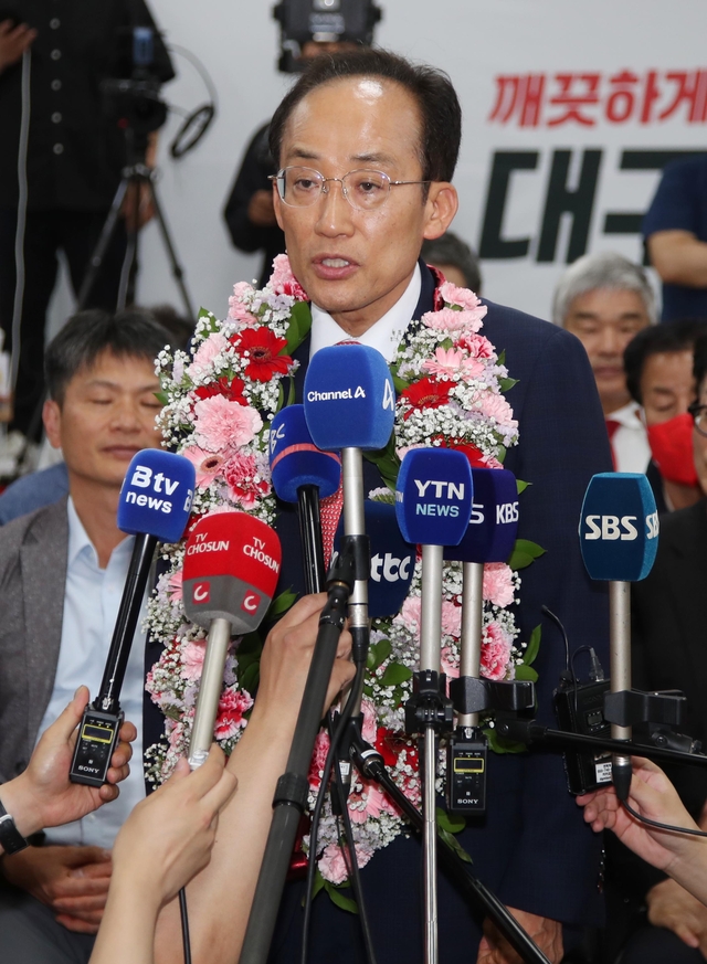 추경호 6·3 지방선거 국민의힘 대구시장 후보가 4일 대구 수성구 선거사무소에서 꽃다발을 걸고 당선 인터뷰를 하고 있다. 연합뉴스