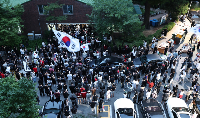 4일 제9회 전국동시지방선거 및 국회의원 재·보궐선거 투표용지 부족으로 투표 시간이 오후 10시까지 연장됐던 서울 송파구 잠실7동 제2투표소 앞에서 투표함 반출에 반대하는 시민들이 밤새 구호를 외치고 있다. 연합뉴스