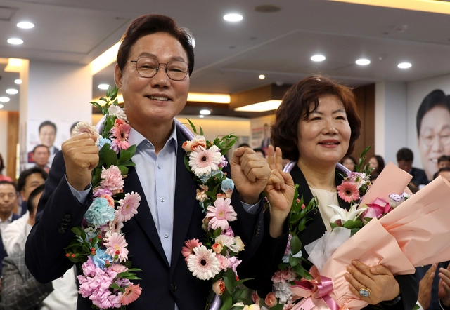 박완수 6·3 지방선거 국민의힘 경남지사 후보가 당선이 확실해진 4일 경남 창원시 선거사무소에서 당선 축하를 받고 있다.  연합뉴스