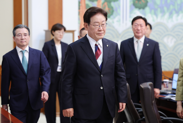 이재명 대통령이 4일 청와대에서 열린 수석보좌관회의에 입장하고 있다. 연합뉴스