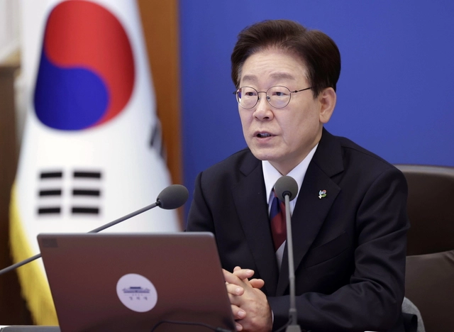 이재명 대통령이 4일 청와대에서 열린 수석보좌관회의에서 발언하고 있다. 연합뉴스