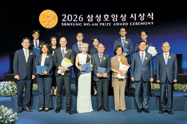 지난 1일 서울 중구 신라호텔 다이너스티홀에서 열린 ‘2026 삼성 호암상 시상식’에서 이재용(왼쪽 첫 번째) 삼성전자 회장과 윤태식(뒷줄 오른쪽 두 번째) 위스콘신-매디슨대 교수를 비롯한 수상자들이 기념 촬영을 하고 있다.
연합뉴스