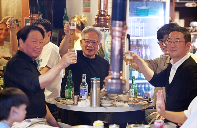 젠슨 황 엔비디아 최고경영자(CEO)와 최태원 SK그룹 회장, 구광모 LG그룹 회장, 이해진 네이버 의장이 5일 서울 마포구 홍대 인근 삼겹살 음식점 ‘형님 저요’에서 이른바 ‘삼소(삼겹살·소주) 회동’을 갖고 있다. 연합뉴스
