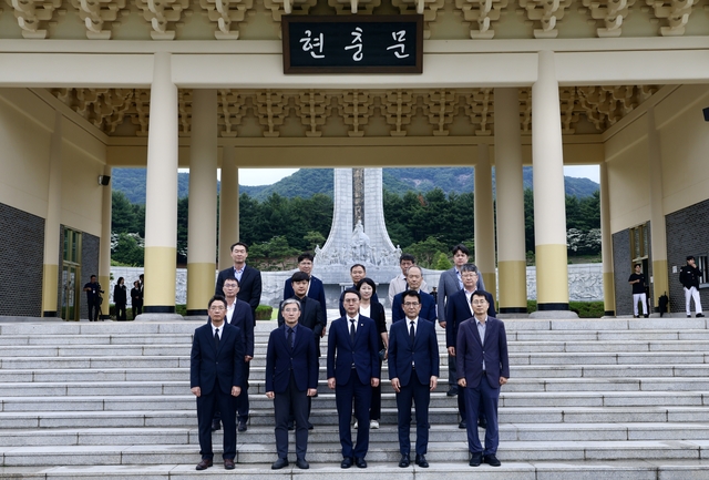 새만금개발청 임직원은 최근 국립대전현충원을 찾아 참배했다. 새만금개발청 제공