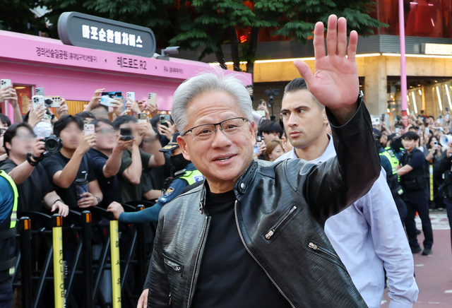젠슨 황 엔비디아 최고경영자(CEO)가 5일 서울 마포구 홍대 인근 삼겹살 음식점 ‘형님 저요’에서 최태원 SK그룹 회장, 구광모 LG그룹 회장, 이해진 네이버 의장과 ‘삼소(삼겹살·소주) 회동’을 하기 위해 이동하고 있다. 연합뉴스