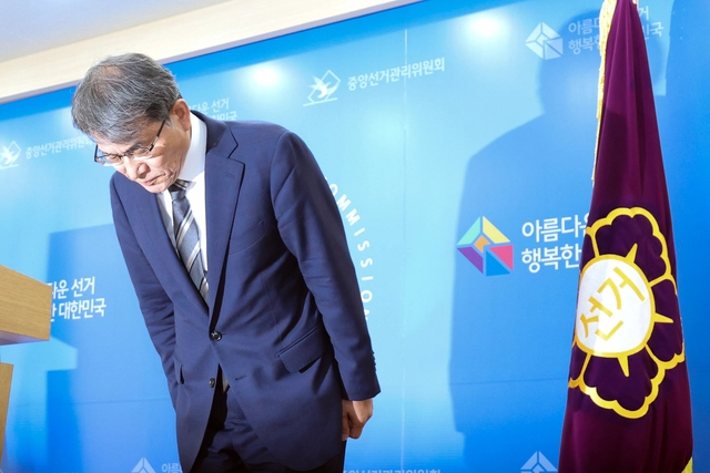노태악 중앙선거관리위원장이 5일 경기 과천 중앙선거관리위원회 과천청사에서 대국민 사과문 발표에 앞서 인사하고 있다. 뉴시스