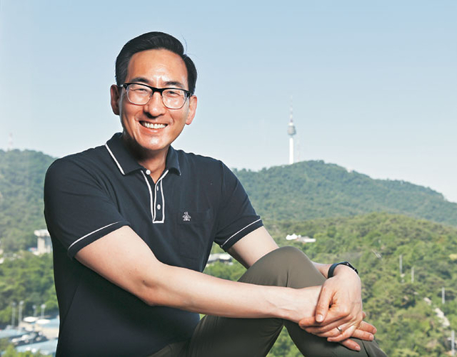 윤태식 위스콘신-매디슨대 교수가 지난달 31일 서울 중구 신라호텔에서 남산타워를 뒤로한 채 환하게 웃고 있다.  백동현 기자
