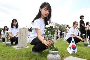 호국영령 기리며…