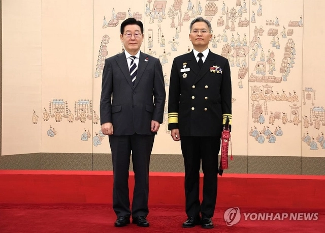 이재명 대통령이 지난 1월 16일 청와대 본관에서 열린 3성 장군 진급·보직 신고 및 수치 수여식에서 곽광섭 해군참모차장과 기념촬영을 하고 있다. 연합뉴스