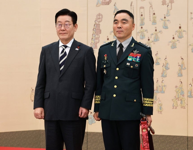 이재명 대통령이 지난 1월 16일 청와대 본관에서 열린 3성 장군 진급·보직 신고 및 수치 수여식에서 김종묵 지작사령부참모장과 기념촬영을 하고 있다.뉴시스