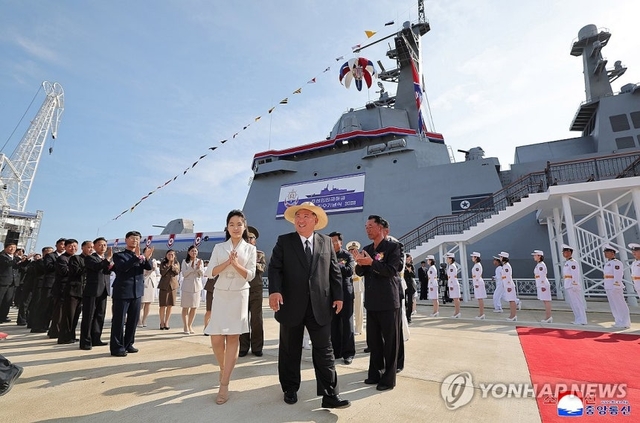 김정은 북한 국무위원장이 딸 주애와 함께 지난해 6월 라진조선소에서 개최된 ‘강건호’ 진수기념식에 참석해 행사장을 둘러보고 있다. 북한은 지난해 5월 진수식 당시 물에 띄우려던 중 선체가 기울어지며 좌초한 이후 22일 만에 배를 건져 올려 다시 진수식을 강행했다. 연합뉴스
