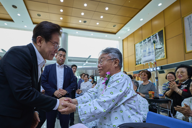 이재명 대통령이 현충일인 6일 서울 강동구 중앙보훈병원에서 입원 치료 중인 국가유공자들을 위문하고 있다. 연합뉴스