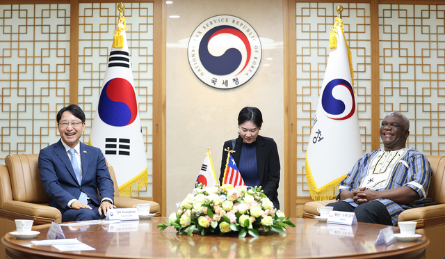 임광현(왼쪽) 국세청장이 지난 5일 서울에서 제임스 도버 잘라(오른쪽)  라이베리아 국세청장과 정보교환·징수공조 업무협약(MOU) 회의에 앞서 환담을 하고 있다. 국세청 제공
