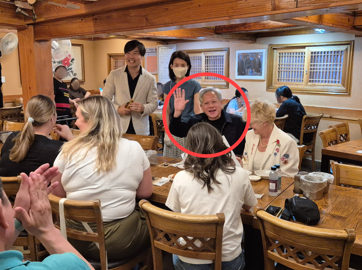 ‘어서오세..요, 어?’…삼계탕집 기습 방문한 젠슨황 “너무 맛있다”...최태원 회장과 ‘깐부회동’도